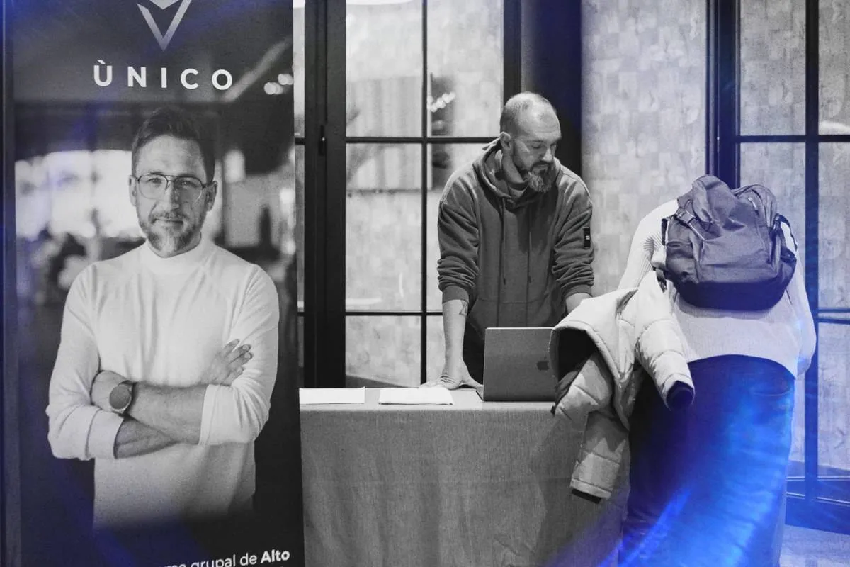 Llegada y registro de asistentes junto al roll-up de ÚNICO