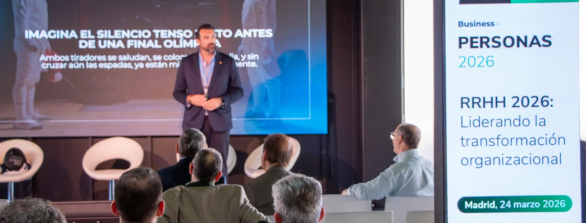 Formación para directivos en una sala con público