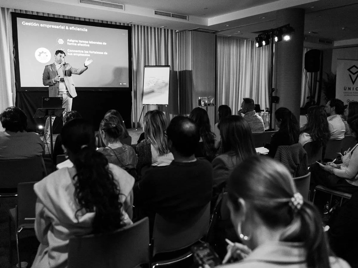 Sesión de formación con ponente y sala llena