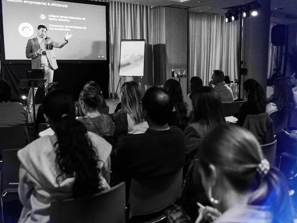 El formador con el grupo durante un taller