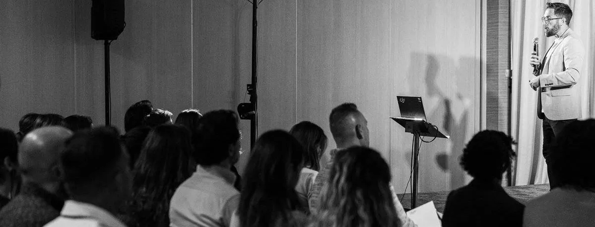 Sala de taller con ponente y empresarios
